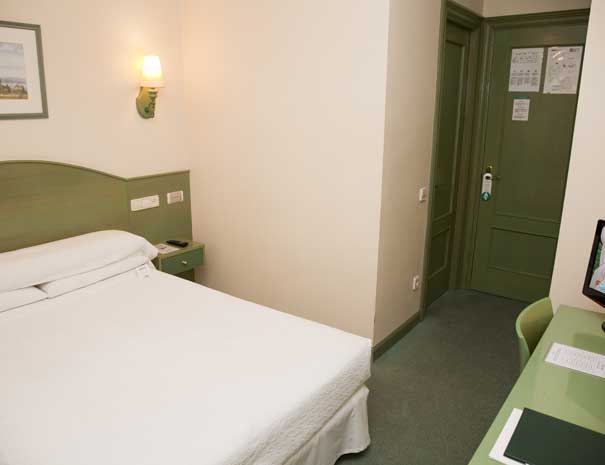 habitacion-doble-peq-hostal-navarra-pamplona-img1