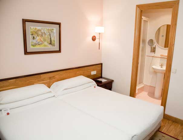habitacion-doble-con-balcon-hostal-navarra-pamplona-img1