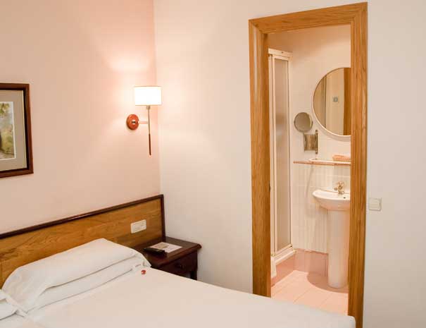 habitacion-doble-con-balcon-hostal-navarra-pamplona-img2