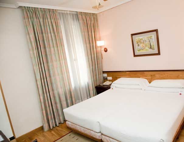 habitacion-doble-con-balcon-hostal-navarra-pamplona-img3