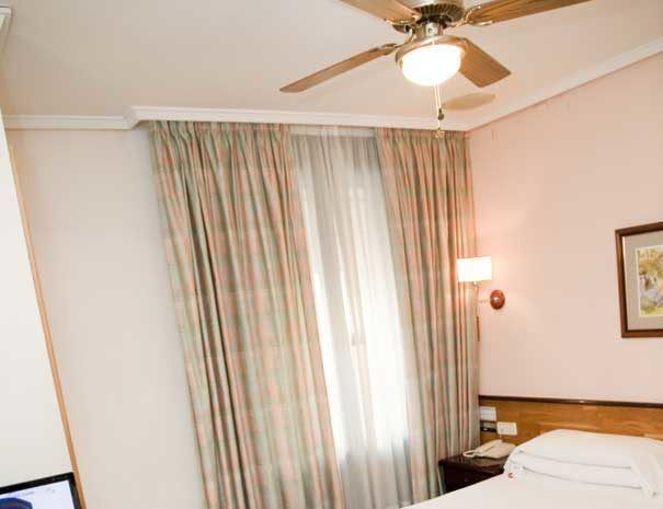 habitacion-doble-con-balcon-hostal-navarra-pamplona-img4