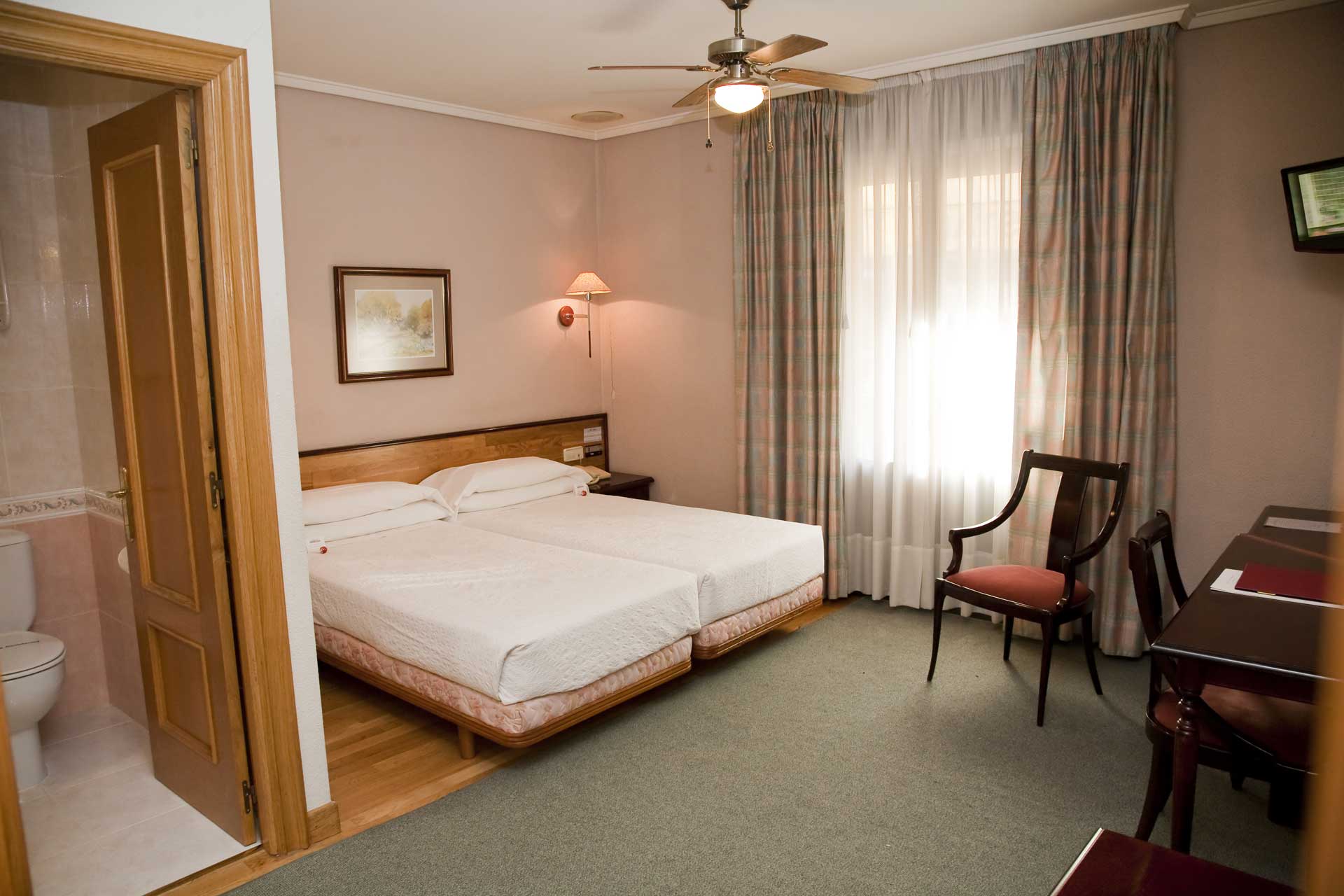 habitacion-doble-con-balcon-hostal-navarra-pamplona